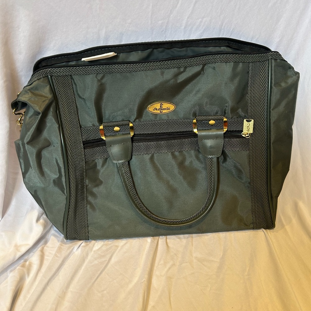 Atlantic weekender or carry on with strap back. Green, like new condition. 15in.